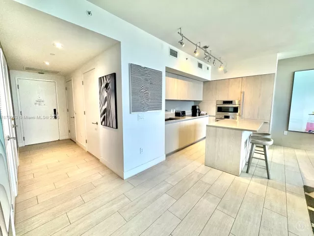 1-bedroom condo for sale in Hollywood - 4010 S Ocean Dr R2406 - MondialRealty