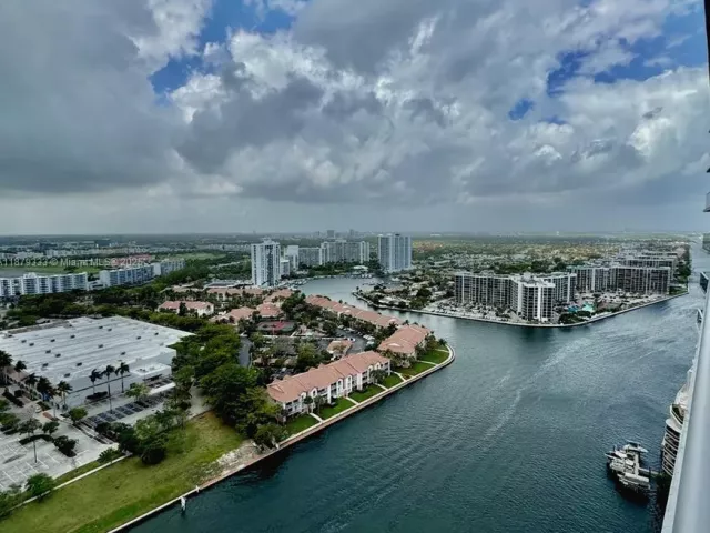 1-bedroom condo for sale in Hollywood - 4010 S Ocean Dr R2406 - MondialRealty