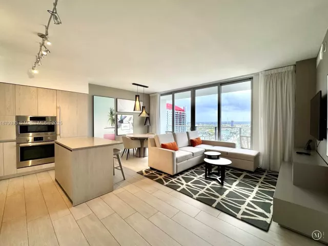 1-bedroom condo for sale in Hollywood - 4010 S Ocean Dr R2406 - MondialRealty