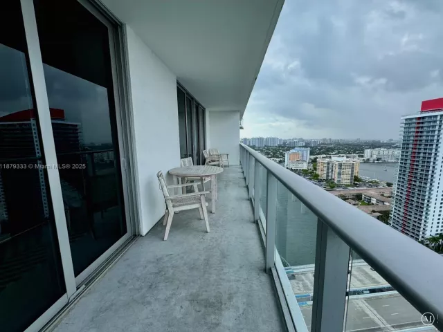 1-bedroom condo for sale in Hollywood - 4010 S Ocean Dr R2406 - MondialRealty