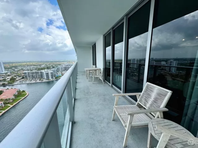 1-bedroom condo for sale in Hollywood - 4010 S Ocean Dr R2406 - MondialRealty