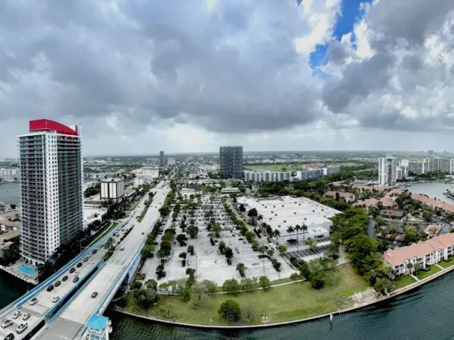 1-bedroom condo for sale in Hollywood - 4010 S Ocean Dr R2406 - MondialRealty