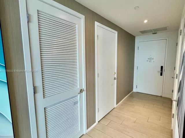1-bedroom condo for sale in Hollywood - 4010 S Ocean Dr R2406 - MondialRealty