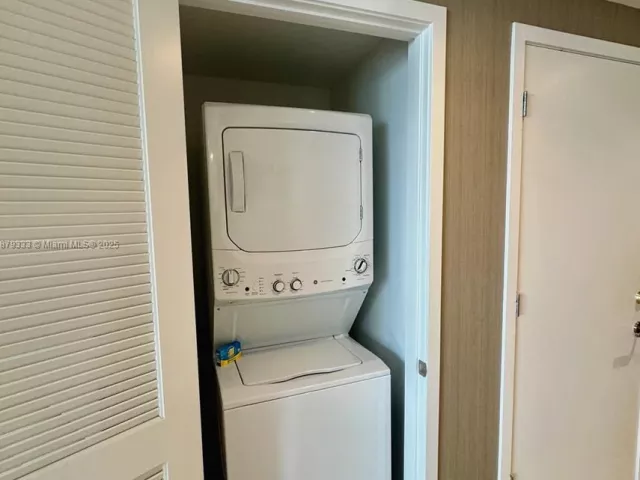 1-bedroom condo for sale in Hollywood - 4010 S Ocean Dr R2406 - MondialRealty