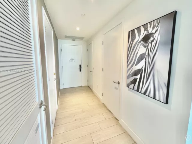 1-bedroom condo for sale in Hollywood - 4010 S Ocean Dr R2406 - MondialRealty