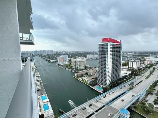 1-bedroom condo for sale in Hollywood - 4010 S Ocean Dr R2406 - MondialRealty