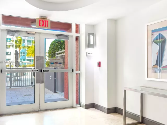 2-bedroom condo for sale in Miami - 1155 Brickell Bay Dr 609 - MondialRealty