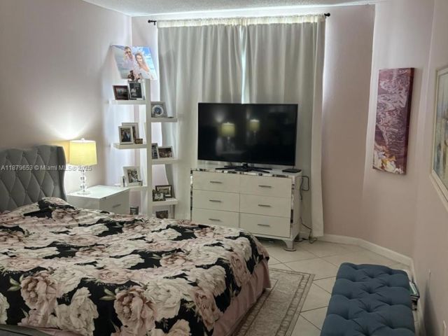 1-bedroom condo for sale in Hallandale Beach - 1965 S Ocean Dr 7D - MondialRealty