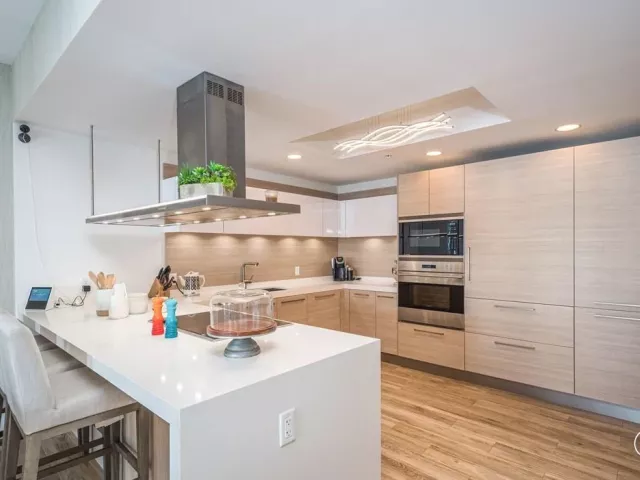 2-bedroom condo for sale in North Miami Beach - 17111 Biscayne Boulevard 2105 + 1 BOAT SLIP 100 ft - MondialRealty