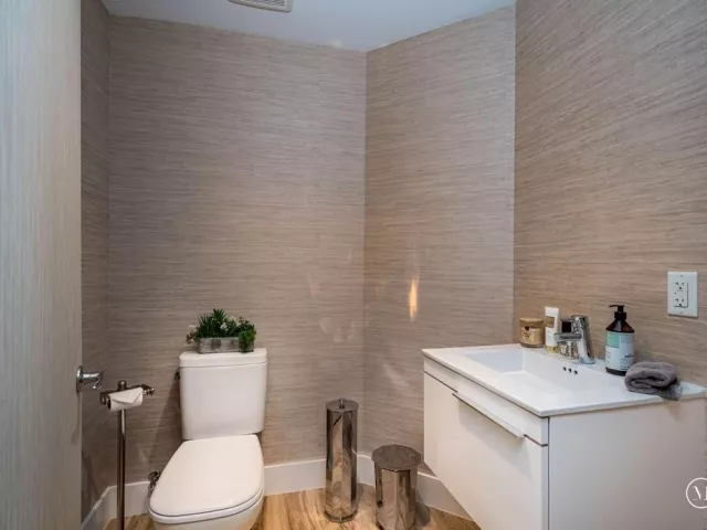 2-bedroom condo for sale in North Miami Beach - 17111 Biscayne Boulevard 2105 + 1 BOAT SLIP 100 ft - MondialRealty