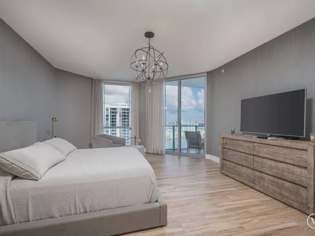 2-bedroom condo for sale in North Miami Beach - 17111 Biscayne Boulevard 2105 + 1 BOAT SLIP 100 ft - MondialRealty