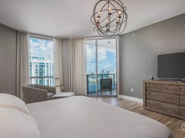 2-bedroom condo for sale in North Miami Beach - 17111 Biscayne Boulevard 2105 + 1 BOAT SLIP 100 ft - MondialRealty