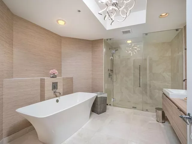 2-bedroom condo for sale in North Miami Beach - 17111 Biscayne Boulevard 2105 + 1 BOAT SLIP 100 ft - MondialRealty