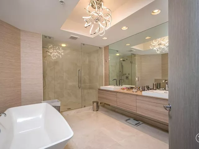 2-bedroom condo for sale in North Miami Beach - 17111 Biscayne Boulevard 2105 + 1 BOAT SLIP 100 ft - MondialRealty