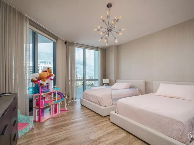 2-bedroom condo for sale in North Miami Beach - 17111 Biscayne Boulevard 2105 + 1 BOAT SLIP 100 ft - MondialRealty