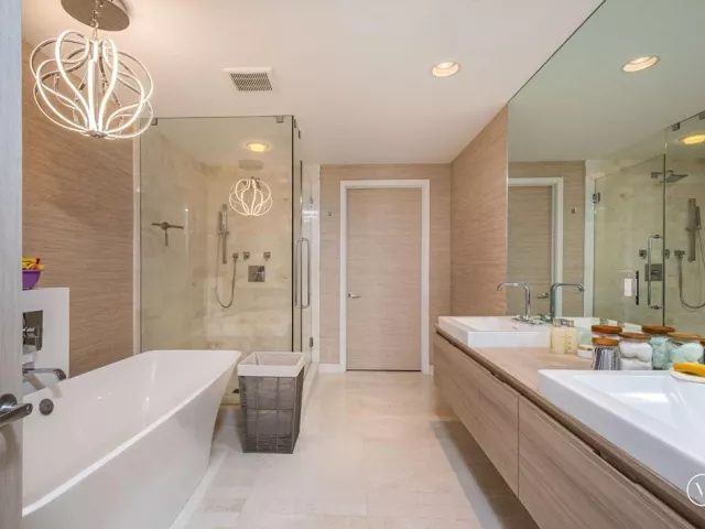 2-bedroom condo for sale in North Miami Beach - 17111 Biscayne Boulevard 2105 + 1 BOAT SLIP 100 ft - MondialRealty