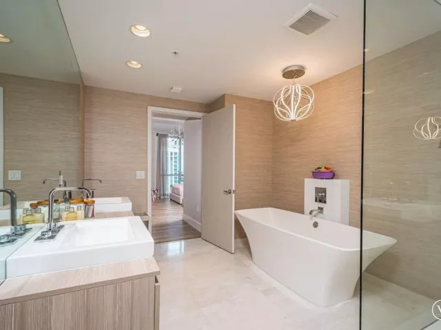 2-bedroom condo for sale in North Miami Beach - 17111 Biscayne Boulevard 2105 + 1 BOAT SLIP 100 ft - MondialRealty