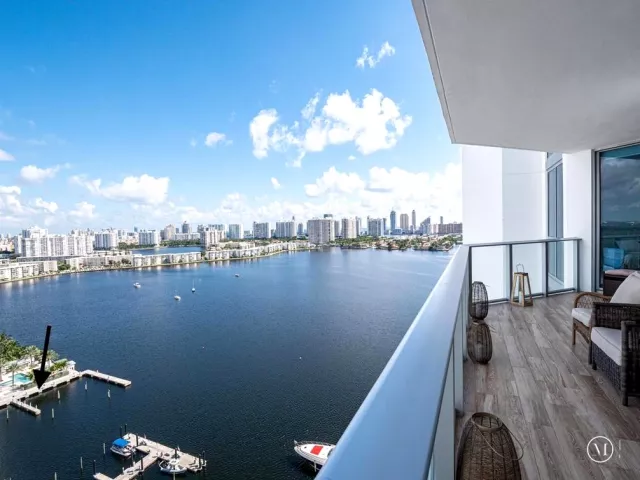 2-bedroom condo for sale in North Miami Beach - 17111 Biscayne Boulevard 2105 + 1 BOAT SLIP 100 ft - MondialRealty