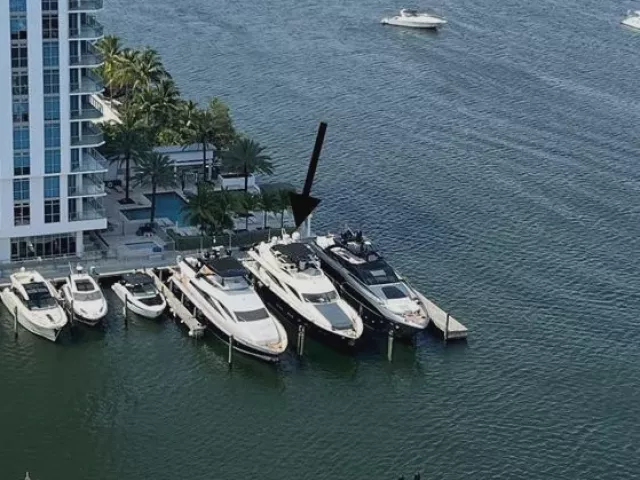 2-bedroom condo for sale in North Miami Beach - 17111 Biscayne Boulevard 2105 + 1 BOAT SLIP 100 ft - MondialRealty