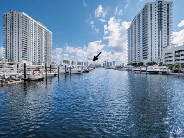 2-bedroom condo for sale in North Miami Beach - 17111 Biscayne Boulevard 2105 + 1 BOAT SLIP 100 ft - MondialRealty