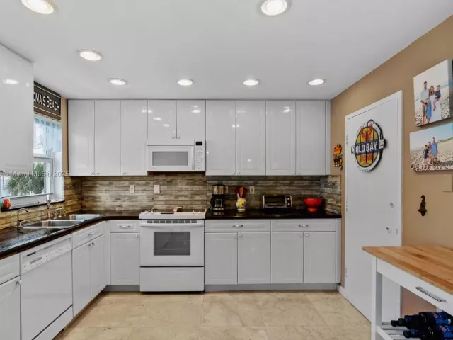 3-bedroom condo for sale in Fort Lauderdale - 3550 Galt Ocean Dr 111 - MondialRealty