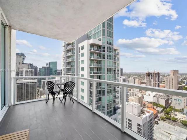 3-bedroom condo for sale in Miami - 244 Biscayne Blvd 4608 - MondialRealty