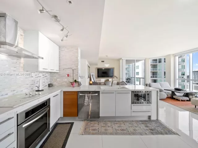 3-bedroom condo for sale in Miami - 244 Biscayne Blvd 4608 - MondialRealty