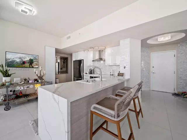 3-bedroom condo for sale in Miami - 244 Biscayne Blvd 4608 - MondialRealty