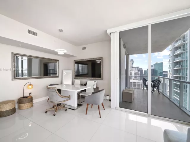 3-bedroom condo for sale in Miami - 244 Biscayne Blvd 4608 - MondialRealty