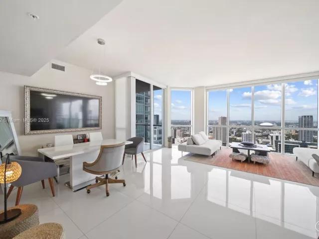 3-bedroom condo for sale in Miami - 244 Biscayne Blvd 4608 - MondialRealty