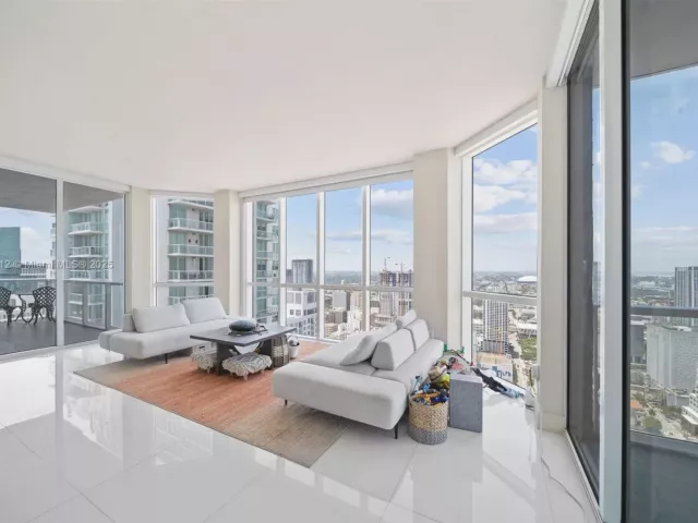 3-bedroom condo for sale in Miami - 244 Biscayne Blvd 4608 - MondialRealty