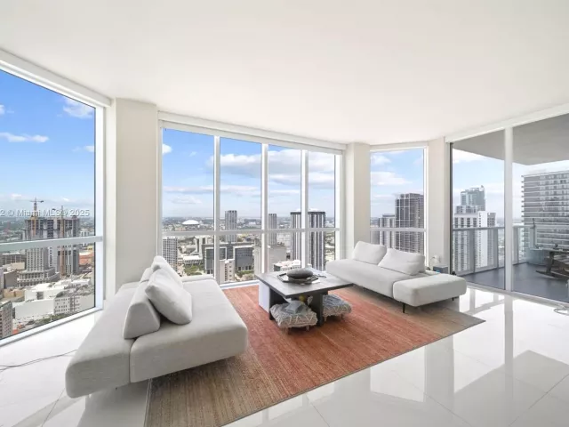 3-bedroom condo for sale in Miami - 244 Biscayne Blvd 4608 - MondialRealty