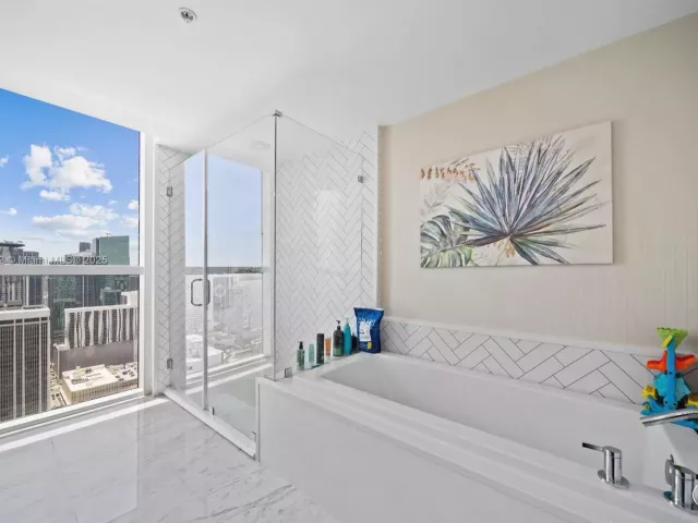 3-bedroom condo for sale in Miami - 244 Biscayne Blvd 4608 - MondialRealty