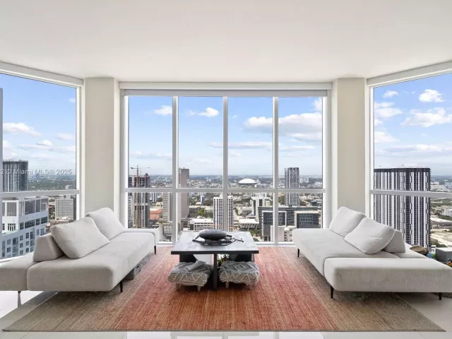 3-bedroom condo for sale in Miami - 244 Biscayne Blvd 4608 - MondialRealty