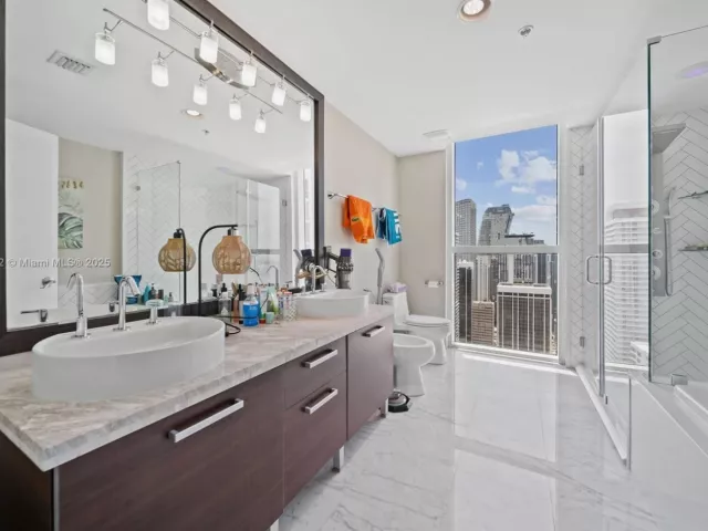 3-bedroom condo for sale in Miami - 244 Biscayne Blvd 4608 - MondialRealty