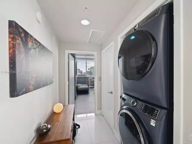 3-bedroom condo for sale in Miami - 244 Biscayne Blvd 4608 - MondialRealty