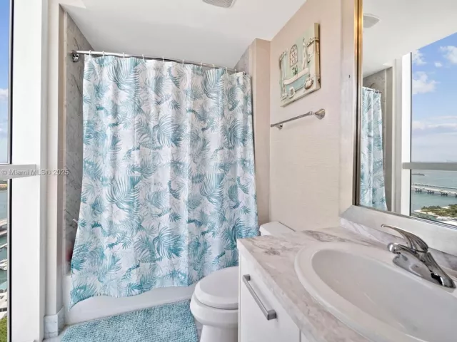 3-bedroom condo for sale in Miami - 244 Biscayne Blvd 4608 - MondialRealty