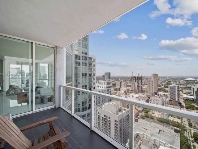 3-bedroom condo for sale in Miami - 244 Biscayne Blvd 4608 - MondialRealty