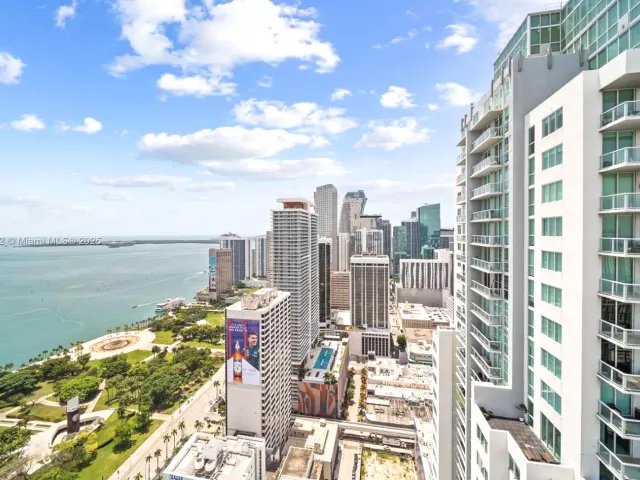 3-bedroom condo for sale in Miami - 244 Biscayne Blvd 4608 - MondialRealty
