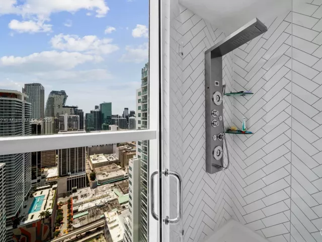 3-bedroom condo for sale in Miami - 244 Biscayne Blvd 4608 - MondialRealty