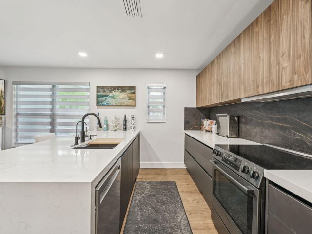 Home for sale at 660 Forsyth Street 7 - photo 6593972