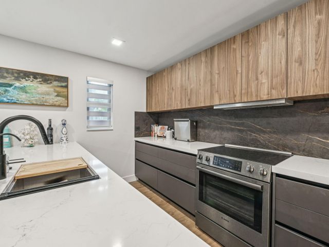 Home for sale at 660 Forsyth Street 7 - photo 6593973