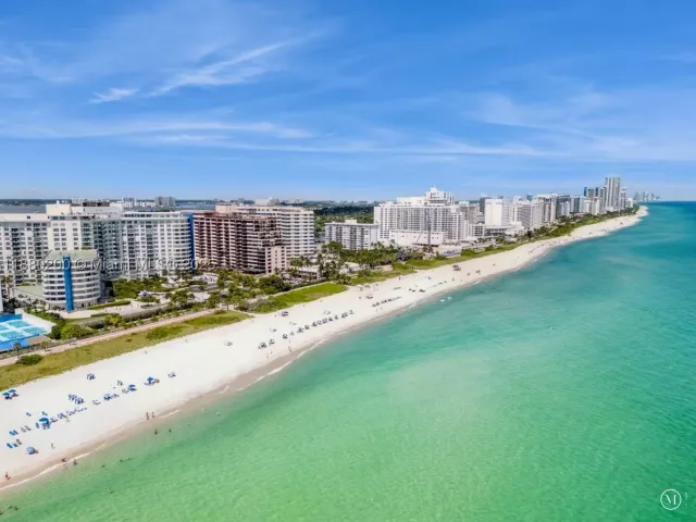 3-bedroom condo for rent in Miami Beach - 5151 Collins Ave 923 - MondialRealty