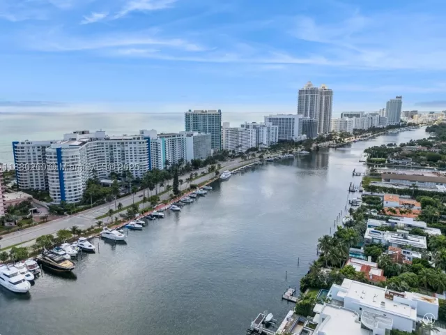 3-bedroom condo for rent in Miami Beach - 5151 Collins Ave 923 - MondialRealty