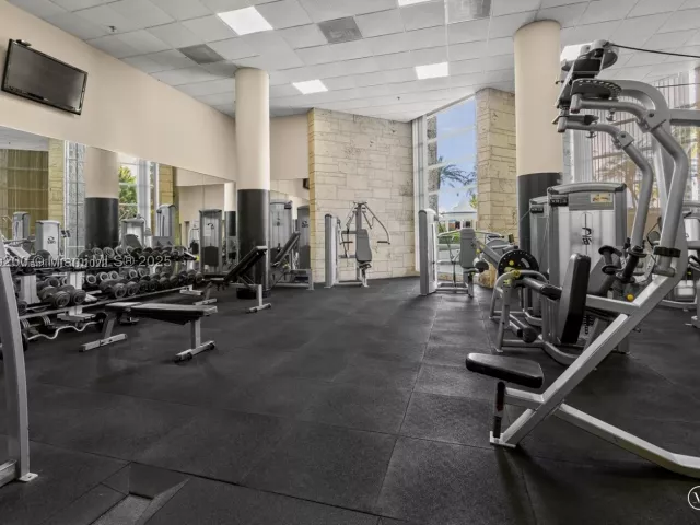3-bedroom condo for rent in Miami Beach - 5151 Collins Ave 923 - MondialRealty