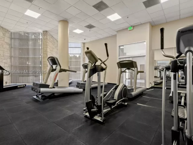 3-bedroom condo for rent in Miami Beach - 5151 Collins Ave 923 - MondialRealty
