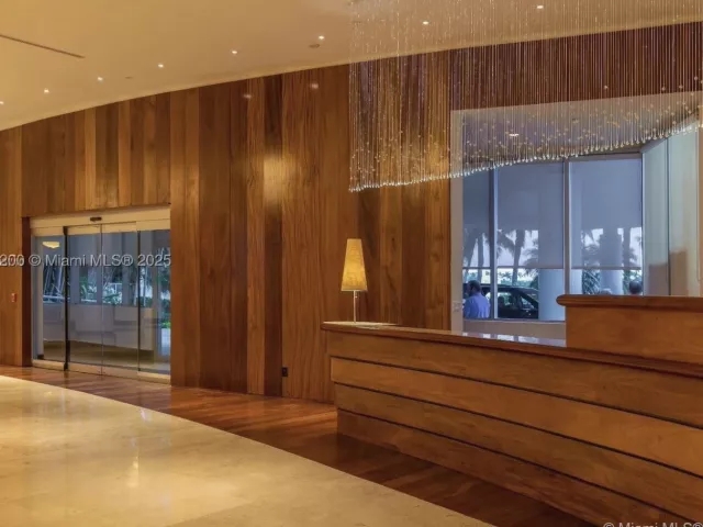 3-bedroom condo for rent in Miami Beach - 5151 Collins Ave 923 - MondialRealty