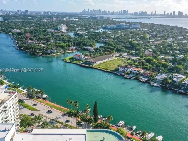 3-bedroom condo for rent in Miami Beach - 5151 Collins Ave 923 - MondialRealty