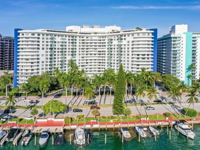 3-bedroom condo for rent in Miami Beach - 5151 Collins Ave 923 - MondialRealty