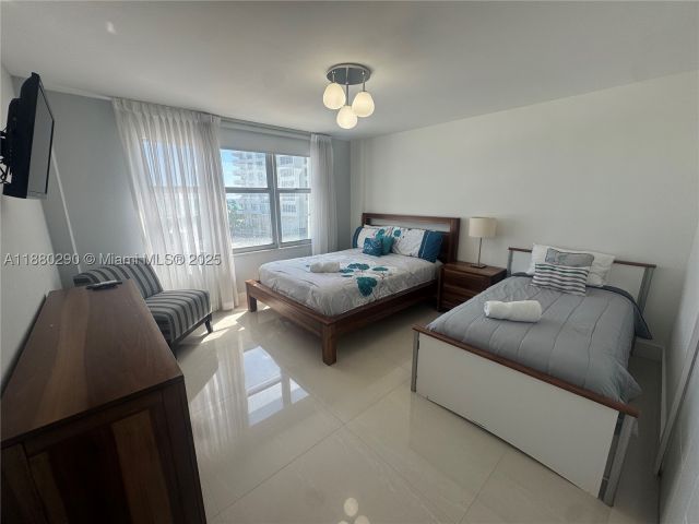 3-bedroom condo for rent in Miami Beach - 5161 Collins Ave 514 - MondialRealty